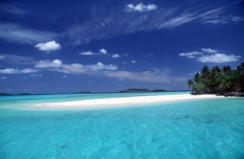 Sandstrand auf der Inselgruppe Vava'u. Die Tonga-Inseln östlich der Fidschi-Inseln im südlichen Pazifik umfassen neben Vava´u die beiden Inselgruppen Haapai und Tongatapu. (FOTO: DPA)