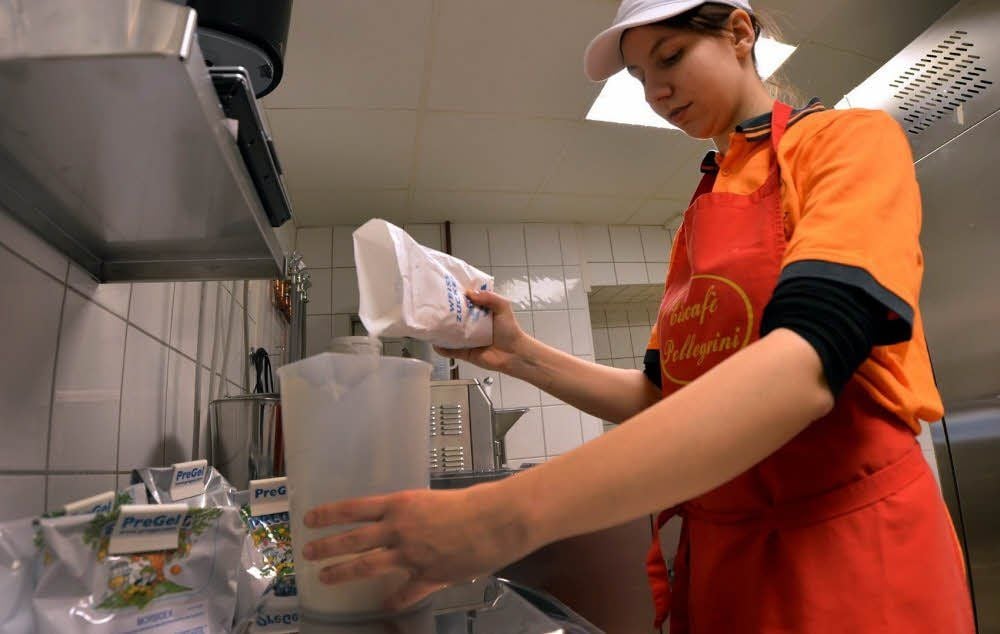 Azubi Sandra Figur bringt die Zutaten für das Eis zusammen. Kontrolleure fanden im Eiscafé Pellegrini in Aschersleben bislang keine Mängel.