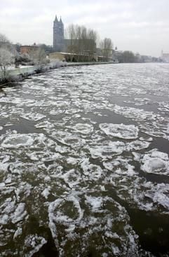Eisschollen treiben am Donnerstag (09.01.2003) auf der Hochwasser führenden Elbe bei Magdeburg. Im Hintergrund der Magdeburger Dom. Der Hochwasserscheitel der Elbe wird am späten Abend oder in der kommenden Nacht Magdeburg erreichen. Am Donnerstagmorgen ist hier ein Wasserstand von 5,81 Meter gemessen worden. Normal ist ein Pegelstand von zwei Metern. (Foto: dpa)