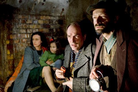 Das Ehepaar Paulina (Maria Schrader, l.) und Ignacy Chiger (Herbert Knaup, 2.v.r.) mit Tochter Krystyna (Milla Bankowicz) in einer Szene des Films «In Darkness». Der Kriegsfilm «In Darkness» kam am 9. Februar 2012 in die deutschen Kinos. (FOTO: JASMIN M. DICHANT/SCHMIDTZ KATZE FILMKOLLEKTIV/NFP)