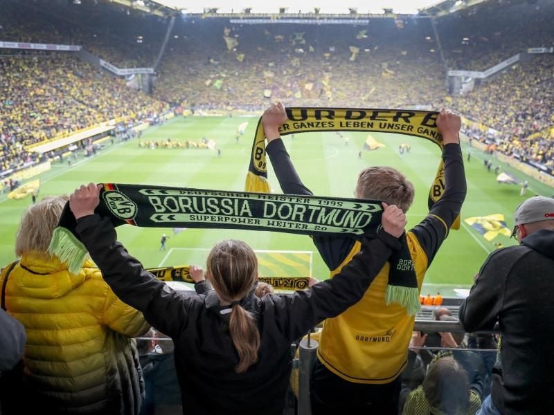 Auch das eigentlich als Geisterspiel angesetzte Revier-Derby zwischen Dortmund und Schalke wurde abgesagt. Foto: Friso Gentsch/dpa