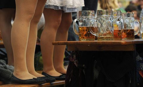 Biertisch beim Oktoberfest in München (FOTO: AFP)