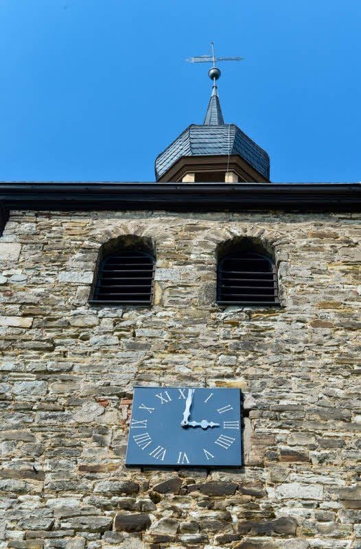 Nun schlägt sie wieder, die Turmuhr in Pißdorf.