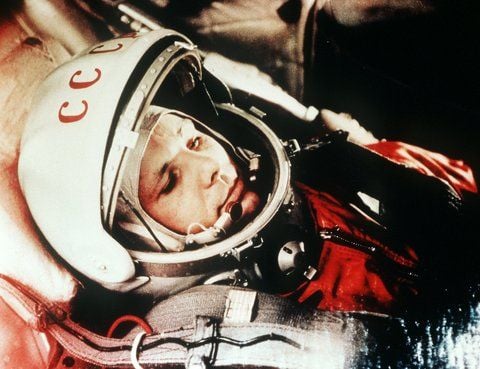 Das Archivbild vom April 1961 zeigt den sowjetischen Kosmonauten Juri Gagarin in seinem Raumanzug kurz vor seinem Start zum ersten bemannten Weltraumflug. (FOTO: DPA)