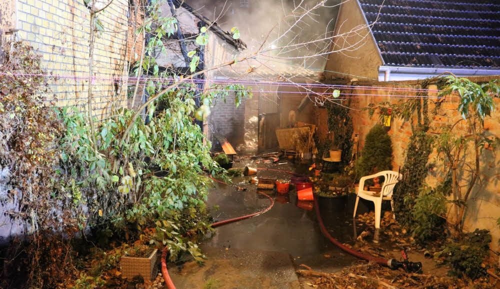 Auf dem Hof des Grundstücks in der Frankenhäuser Straße zeigt sich nach dem Brand ein Bild der Verwüstung.