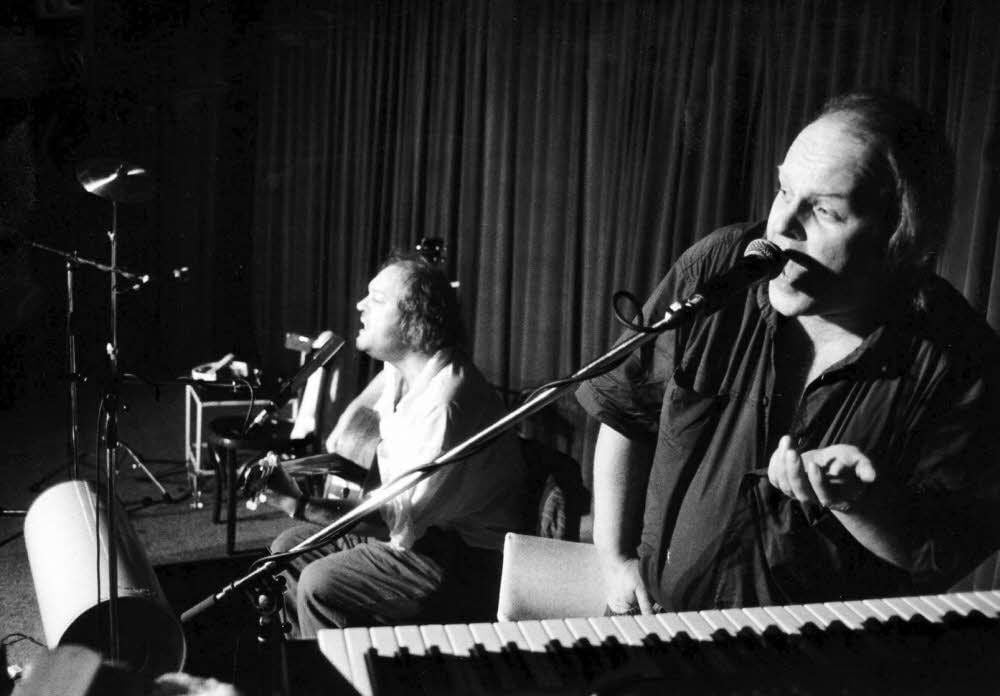 Christian Kunert (l.) und Gerulf Pannach bei einem Auftritt im halleschen Kabarett „Kiebitzensteiner“ Anfang 1992