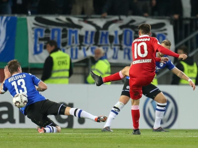 Duisburgs Fabian Schnellhardt (r) zieht zum 2:0 in Bielefeld ab. Foto: Friso Gentsch