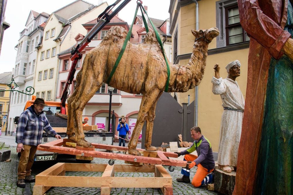 Bildhauer Stefan Albert Hutter und Mitarbeiter des Bauhofes setzten das Kamel an seinen Platz. Neu in diesem Jahr ist der Kameltreiber.
