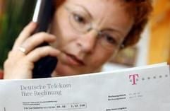 Eine Frau führt ein Telefongespräch.(Foto: dpa)