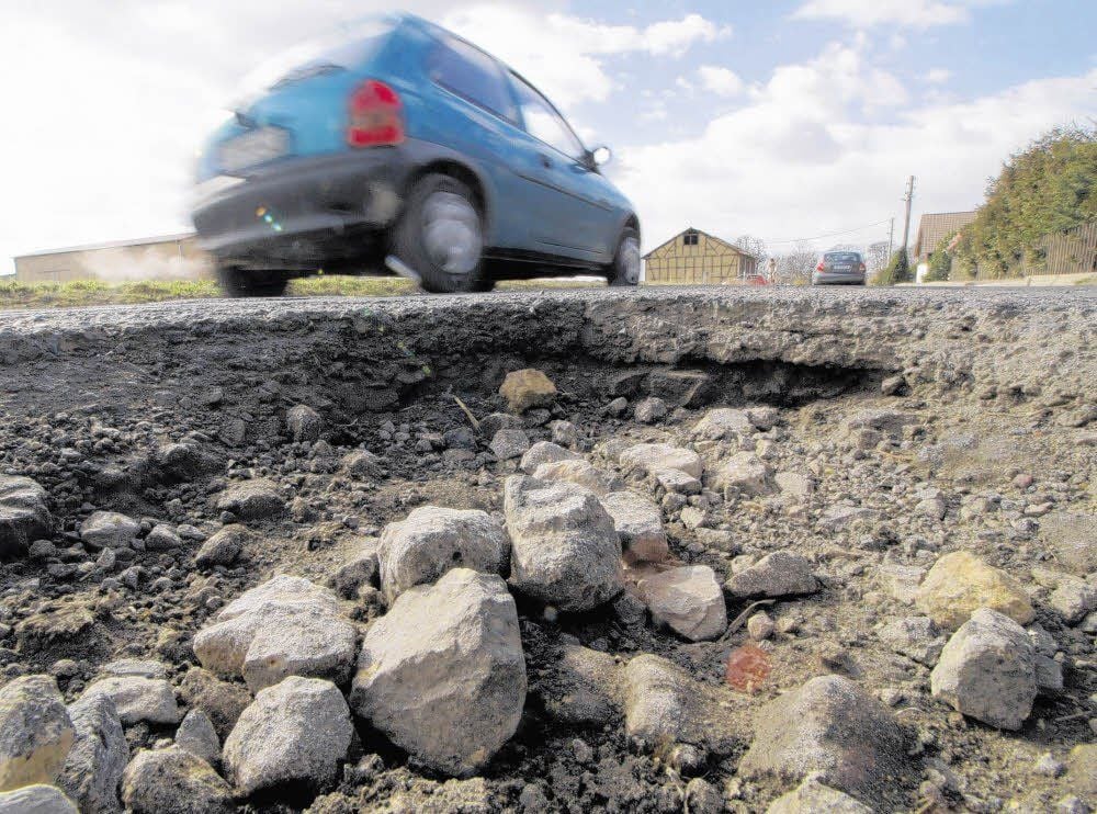 Schlaglochschäden landen häufig vor Gericht. Meist - wenn sie durch Schilder gewarnt worden sind - haben die Autofahrer das Nachsehen.