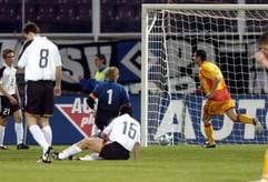 Die deutschen Spieler Philipp Lahm, Dietmar Hamann, Jens Jeremies und Oliver Kahn (v.l.) sehen zu, wie der Ball im deutschen Tor landet. Rechts freut sich Florentin Petre. (Foto: dpa)