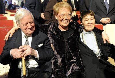 Tochter Susanne Schmidt (M) sitzt am 22.01.2009 in Hamburg auf der von der Zeitung «Die Zeit» und der Zeit- Stiftung veranstalteten Feier zum 90. Geburtstag von Alt-Bundeskanzler Helmut Schmidt (23.12.2008) zwischen ihren Eltern Helmut Schmidt und Loki Schmidt. (FOTO: DPA)