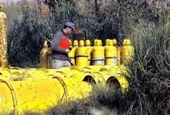 Das Archivbild vom 30.12.2002 zeigt einen Experten der UN-Waffenkontrollkommission (UNMOVIC), der auf dem Gelände einer Wasseraufbereitungsanlage in Mahmoudiya rund 40 Kilometer südlich von Bagdad Fässer und Flaschen mit Chlor begutachtet. Zwei Wochen nach Beginn des Krieges ist es den US-Truppen bisher nicht gelungen, Saddam Hussein zu überführen. Dutzende mutmaßlicher Produktions- und Lagerstätten wurden untersucht, doch bisher blieb der klare Beweis aus, dass der Irak über Massenvernichtungswaffen verfügt. (Foto: dpa)