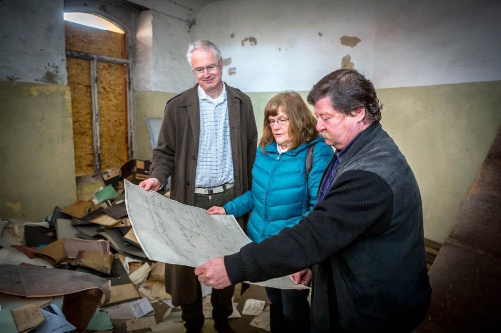 Christian Villiers, Karin Reschke und Joachim Strauch (von links) finden im Gebäude sogar noch technische Zeichnungen.