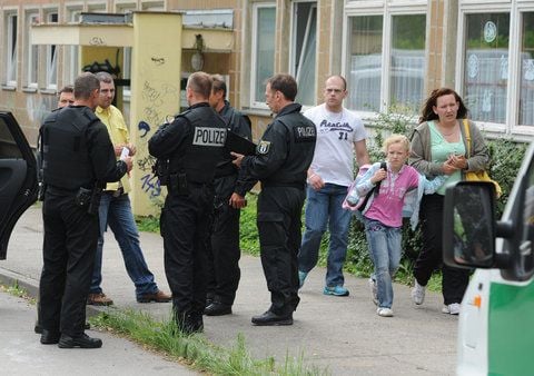 Eltern holen während des Polizeieinsatzes an der Dahlmann-Schule in Berlin-Marzahn ihr Kind von der Schule ab. (FOTO: DPA)