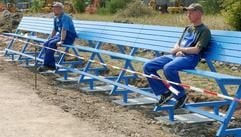 Die ersten von ihnen montierten Teile für eine 60 Meter lange "Flutbank", die an der Goitzsche in Bitterfeld an die Jahrhundertflut vom August 2002 erinnern soll, probieren am Mittwoch (06.08.2003) die Schlosser Manfred Müller (r) und Frank Grieche von der Kreativ Metall Bau GmbH Berlin aus. Die himmelblaue Bank aus verzinktem und pulverbeschichtetem Stahl hat der Berliner Metallplastiker Roland Fuhrmann gestaltet. Sie wiegt 2,7 Tonnen und soll mit 1.500 Namensschildern der Fluthelfer versehen werden. Beim Hochwasser im vergangenen Jahr gehörte Bitterfeld zu den am schlimmsten betroffenen Regionen in Sachsen-Anhalt. Hier entstand ein Schaden von 40 Millionen Euro an öffentlichen Einrichtungen und von rund 40 Millionen Euro an privaten Haushalten und Unternehmen. (Foto: dpa)
