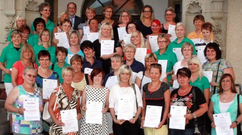 Insgesamt 52 Erzieherinnen aus sieben städtischen Einrichtungen bekamen jetzt ihr Zertifikat zur Team-Weiterbildung überreicht.