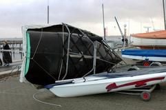 Ein Segelboot liegt nach dem Sturm im Olympiahafen Kiel-Schilksee auf der Seite. (Foto: dpa)