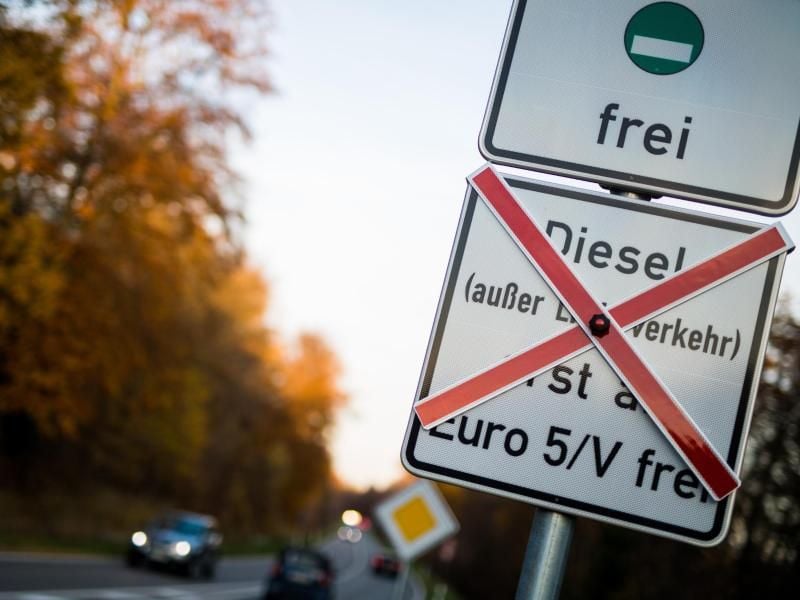 Schilder an einer Straße weisen auf Fahrverbote für ältere Dieselfahrzeuge hin. Foto: Christoph Schmidt/Archiv