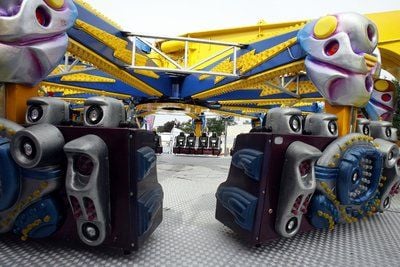 Das stillgelegte Fahrgerät "Stargate" am Sonntag auf dem Deutsch-Amerikanischen-Volksfest in Berlin. (FOTO: DPA)