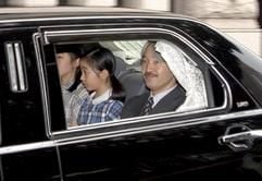 Der japanische Prinz Akishino und seine Töchter Mako und Kako erreichen das Krankenhaus. (Foto: dpa)