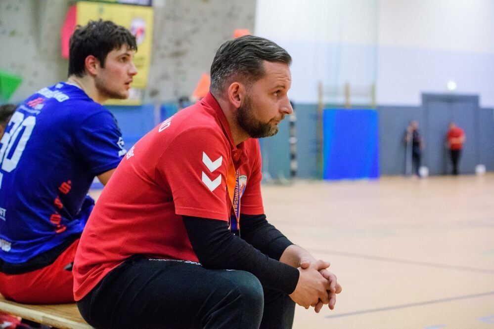 Blickt in eine ungewisse Zukunft: HCB-Trainer Steffen Baumgart (r.), hier mit Marcel Popa.