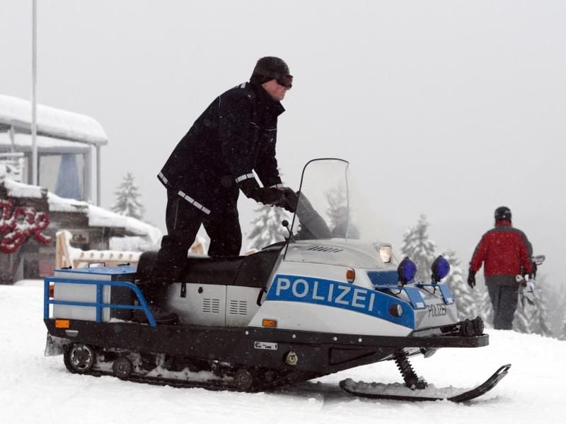 Am Feldberg im Schwarzwald sind die Polizisten mit einem Motorschlitten im Einsatz. Foto: Patrick Seeger