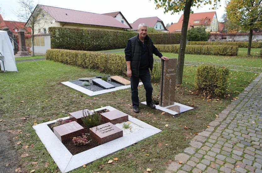Nun soll auch die Grabgestaltung folgen, wie Steinmetzmeister Wolfram Zech aus Hohenmölsen mit seinen Gestaltungen zeigt.