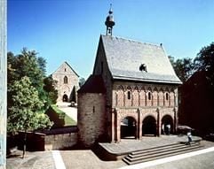 Geheimnisvolles Kulturdenkmal - bis heute sind sich die Wissenschaftler nicht einig, wann die Königshalle im Kloster Lorsch erbaut wurde und welchem Zweck sie ursprünglich diente. (Foto: Verwaltung der Staatlichen Schlösser und Gärten/dpa/gms)