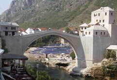 Die Brücke über den Fluss Neretva stammt aus der Mitte des 16. Jahrhunderts und wurde 1993 durch kroatische Truppen zerstört. Der Wiederaufbau begann 1995 und kostete etwa 15 Millionen Euro. (Foto: dpa)