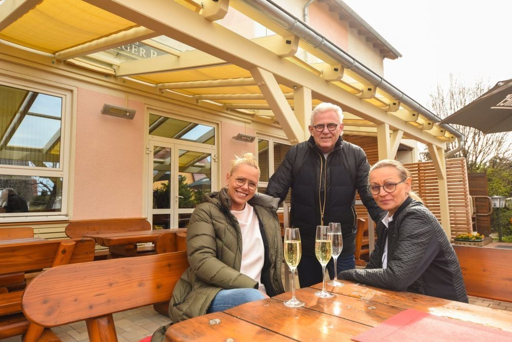 Katja Wendt betreibt zusammen mit ihren Eltern den „Merseburger Rabe“ in der Domstadt. Wegen des Coronavirus ist das Restaurant vorerst geschlossen. Doch die Familie hofft auf das Beste und stößt auf das baldige Eröffnen ihres neu gestalteten Außenbereichs an.
