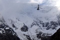Ein pakistanischer Helikopter auf dem Weg zu einer Rettungsaktion auf dem Nanga Parbat im Himalaya. Drei Tage nach einem Unglück am Nanga Parbat ist eine Rettungsoperation für zwei festsitzende Bergsteiger angelaufen. (Foto: dpa)
