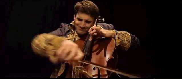 Cellospieler von 2 Cellos im Youtube-Video