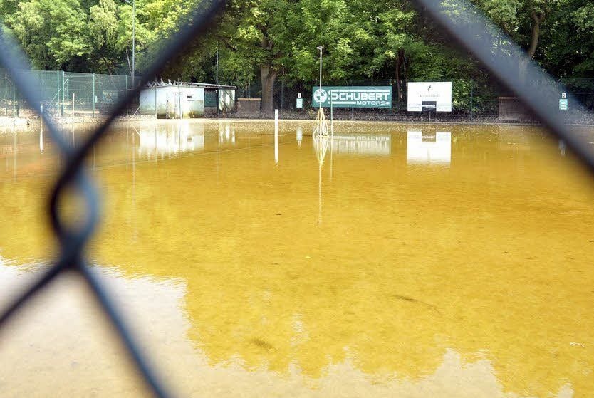 Der Tennisplatz stand wegen des Hochwassers vollständig unter Wasser.