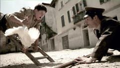 Eduard (Alex Niederhäuser) hält im neuen Kinofilm "Mein Name ist Eugen" auf einer Leiter liegend ein Huhn in der Hand und sieht einen Polizisten mit weit aufgerissen Augen an (undatierte Filmszene). Die Komödie spielt in den 60er Jahren und handelt von einer Gruppe Kinder, die selbst keinen Lausbubenstreich auslassen und sich auf die Suche nach dem König der Lausbuben machen. (Foto: dpa)