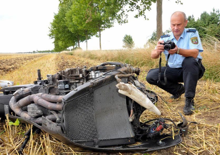 Polizeihauptmeister Bernd Döbel dokumentiert den Unfallort am Ortsausgang von Neugattersleben.