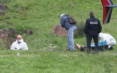 Ein Kriminaltechniker macht an einem Bach unterhalb des Ruppberges bei Zella-Mehlis Beweisfotos. Hier wurde die Leiche des Mädchens gefunden. (ARCHIVFOTO: DAPD)