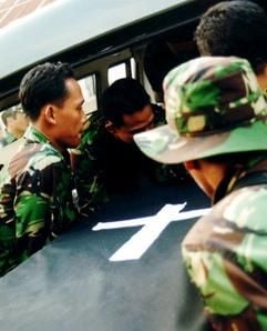 Indonesische Soldaten tragen den Sarg des erschossenen deutschen Touristen Hendrik Albert. (Foto: dpa)