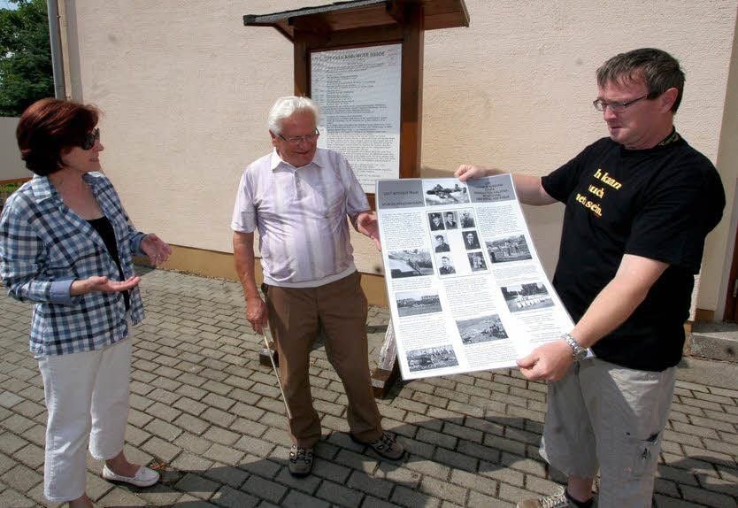 Gabriele Wolf und Steffen Löwe (rechts) von der Stadtratsfraktion BBP-Bürgerinitiative Jessen übergeben an Erhard Fritzsche vom Heimatverein ein erneuertes Informationsblatt zum Bomber-Absturz bei Gerbis.
