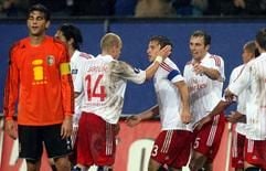 UEFA-Pokal, 1. Runde, Rückspiel: Hamburger SV - Litex Lowetsch am 04. Oktober 2007 in der HSH-Nordbank Arena in Hamburg: HSV-Kapitän Kapitän Rafael van der Vaart (2.v.l.) bejubelt mit seinen Teamgefährten Paolo Guerrero (l.), David Jarolim (2.v.r.) und Joris Mathijsen (r.) sein Tor zur 3:1-Führung. (Foto: dpa)