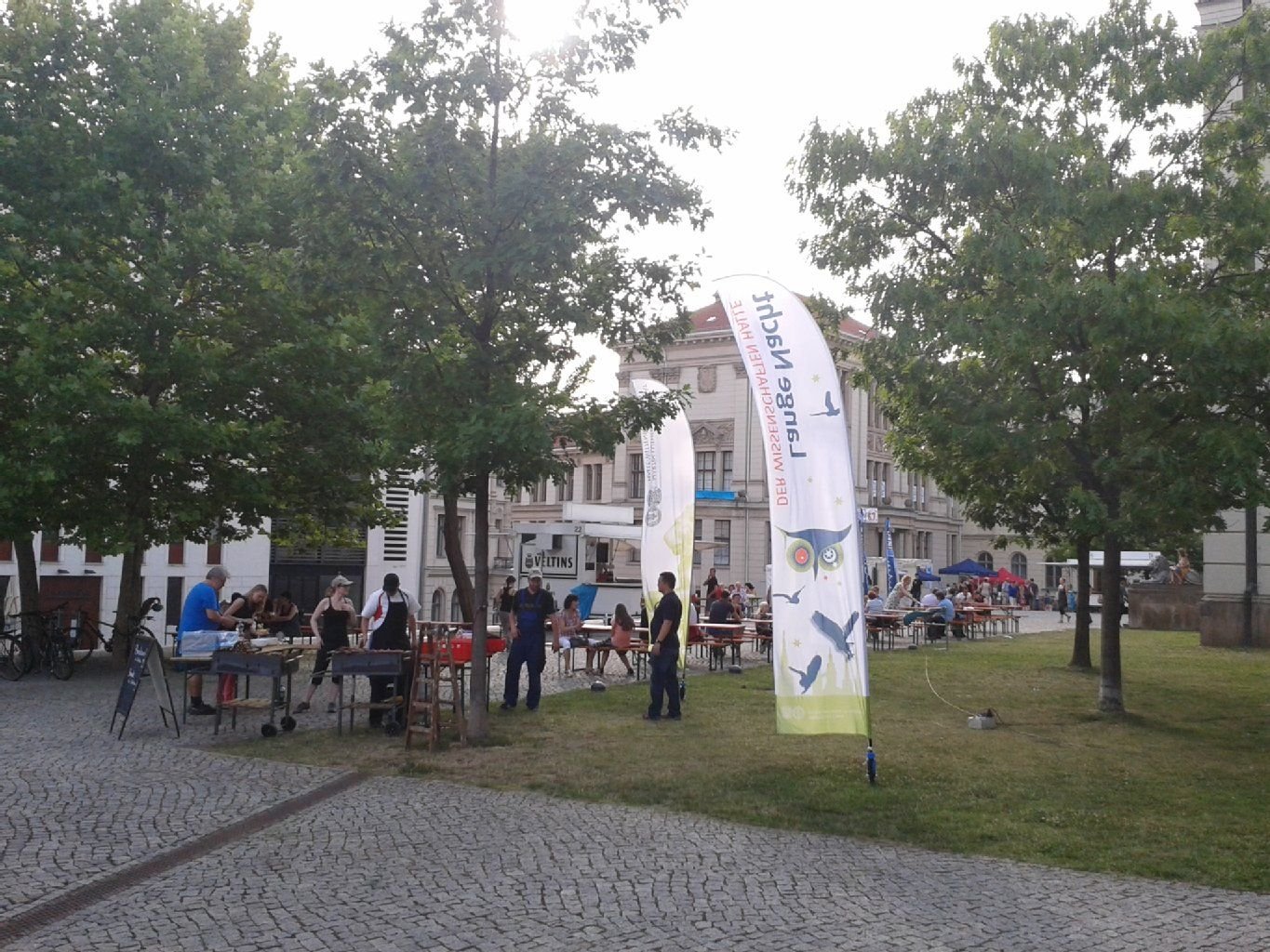Trotz Fußball fanden sich am Abend auf dem Uniplatz die ersten Besucher bei der Langen Nacht der Wissenschaften ein.