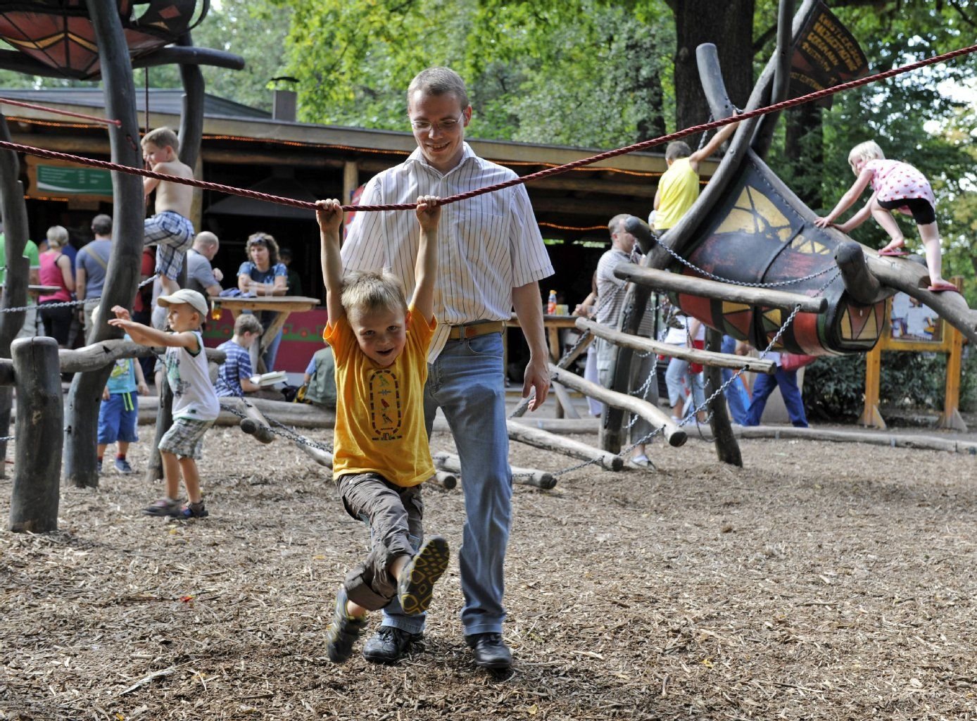 Viele Väter wünschen sich mehr Zeit für den Nachwuchs. Jeder dritte Vater würde gern Teilzeit arbeiten.