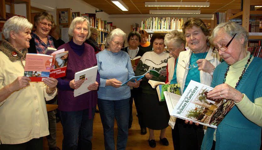 Beim Rundgang durch die Bibliothek in der Mühlberger Straße finden alle mindestens ein Buch, das spontan interessiert.