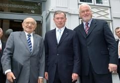 Der Literaturkritiker Marcel Reich-Ranicki (l-r), Bundespräsident Horst Köhler und Ministerpräsident von Schleswig-Holstein Peter Harry Carstensen stehen am Samstag (13.08.2005) in Lübeck vor dem Buddenbrookhaus. Anlässlich eines Festakts zum 50. Todestags von Thomas Mann und zur Feier von Reich-Ranickis 85. Geburtstag kam Deutschlands oberster Repräsentant in die Hansestadt. (Foto: dpa)