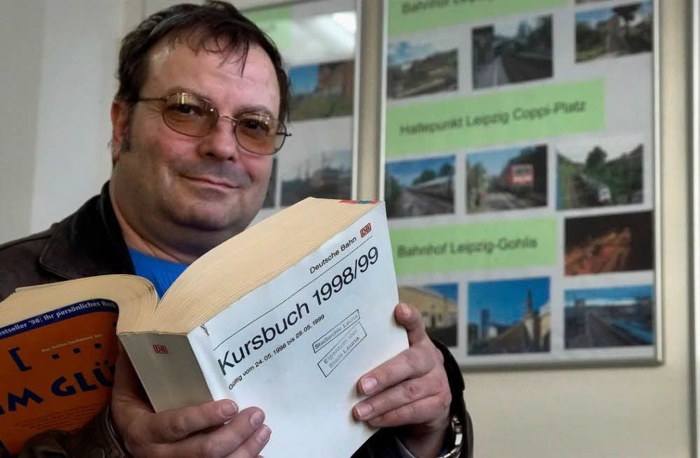 Ralf Schade zeigt das Kursbuch des Aue-Schrecks.