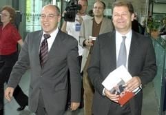 Der ehemalige PDS-Spitzenpolitiker Gregor Gysi und der SPD-Generalsekretär Olaf Scholz (r) laufen am Mittwoch (20.08.2003) in Berlin zum Sitzungssaal im Bundespresseamt. (Foto: dpa)