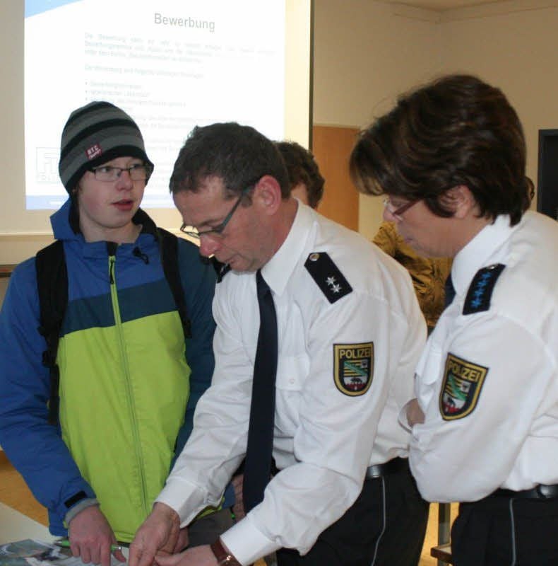 Polizeihauptmeisterin Heike Kühn (re.), Polizeioberkommissar Heinz Geisler und Polizeioberkommissarin Johanna Schröder-Rimkus (nicht im Bild) vertraten beim „Tag der Berufe“ die Polizeidirektion Sachsen-Anhalt Ost.