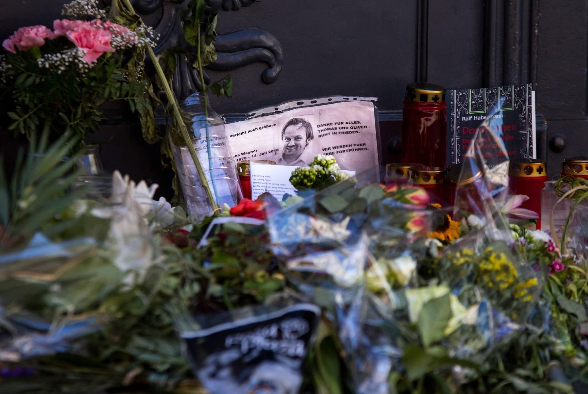 Menschen haben Blumen im Juli 2016 am Eingang der Unister Firmenzentrale im Leipziger Zentrum (Barfußgässchen) niedergelegt. Firmengründer Thomas Wagner war am 14. Juli 2016 in Slowenien in einem Privatflugzeug abgestürzt.