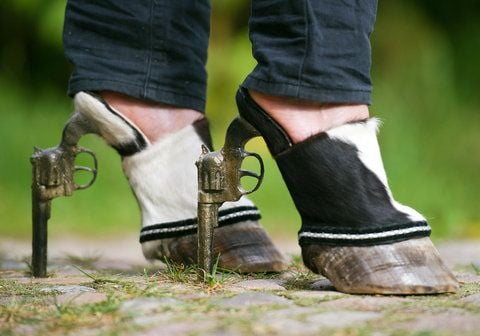 Schuhe aus einer Pistole und einem Pferdehuf. Seit Jahren arbeitet Iris Schieferstein mit toten Tieren als Rohstoff für ihre Kunstobjekte. (FOTO: DPA)