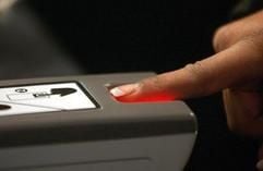 Der Fingerabdruck eines ausländischen Fluggastes wird bei der Einreise auf dem John F.-Kennedy-Flughafen in New York gescannt. (Foto: dpa)